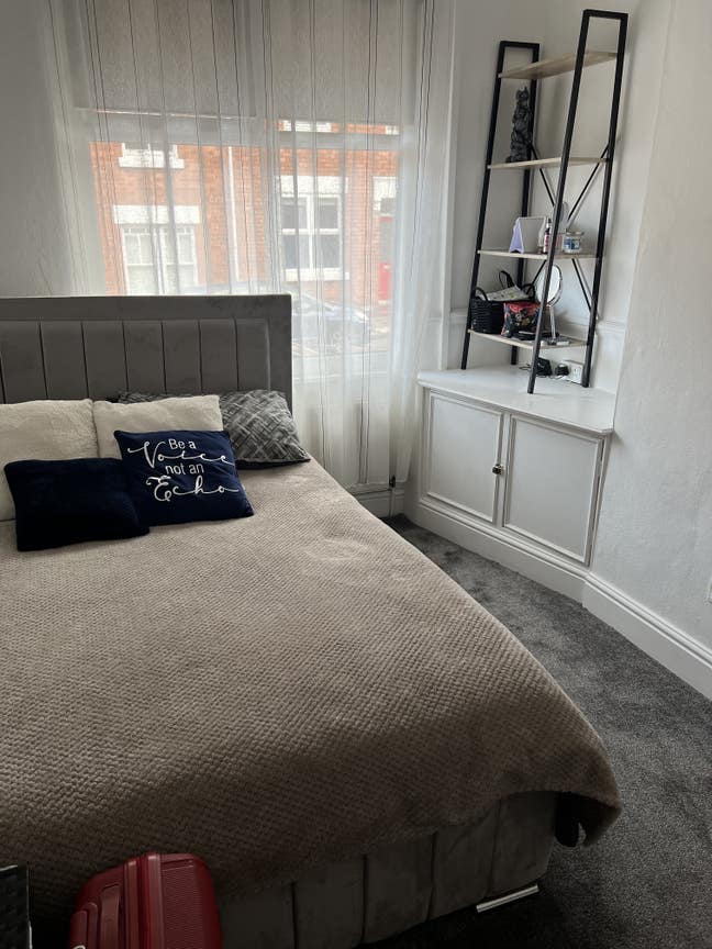 Room to rent in a 2 bedroom - taken  Main Photo