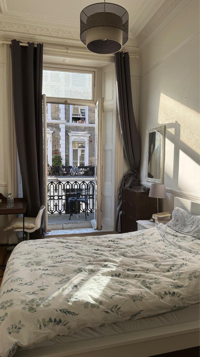 Double Room with Balcony at Earl‘s Court Main Photo