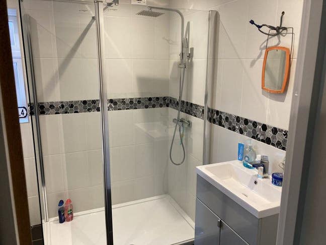 Single room close to Redhill town Centre Main Photo