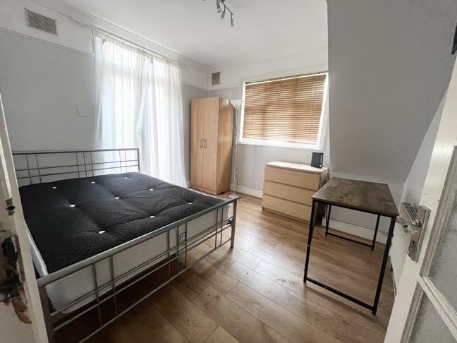 Spacious flat 4 mins walk from tube station Main Photo