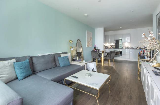 1 Room Available in Beautiful 2 bed Main Photo
