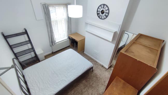 Large Double Room with a Weekly Cleaner Main Photo