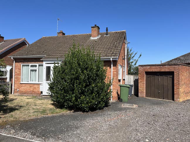 ONLY ONE  Room! available in a 3 bed  house Main Photo