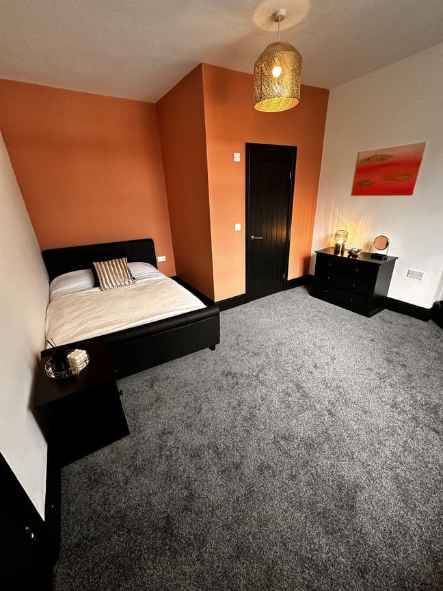 Large En-suite Room Quiet street Town centre  Main Photo
