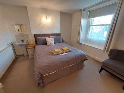 Lovely room available  Main Photo