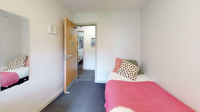 Urgent takeover - will cover deposit + £1k rent Main Photo