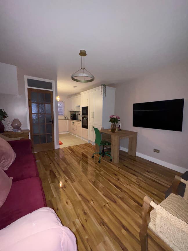 Double Room in a Contemporary Croydon Home Main Photo