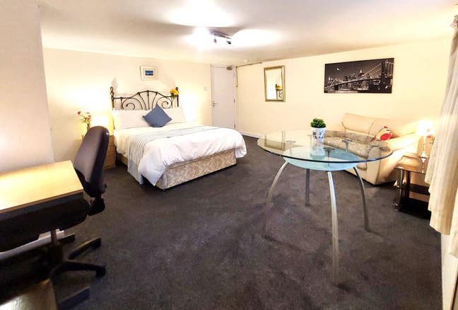 Huge rooms by town centre, private parking Main Photo