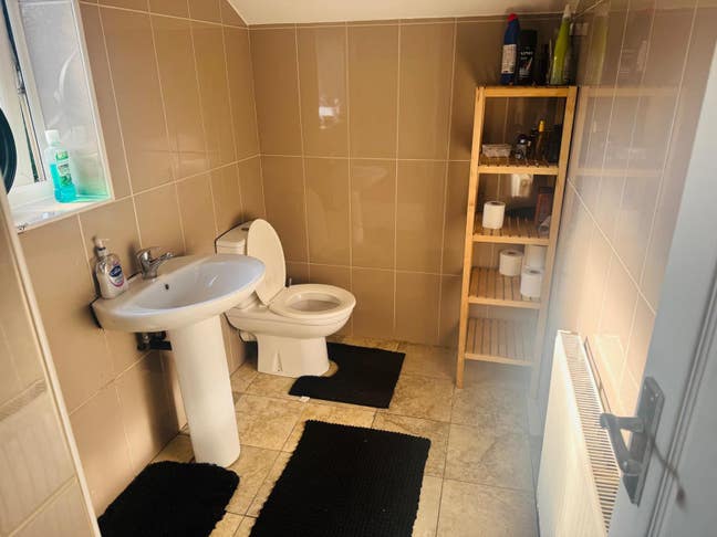 1 Furnished Double Bedroom, All Bills Included Main Photo
