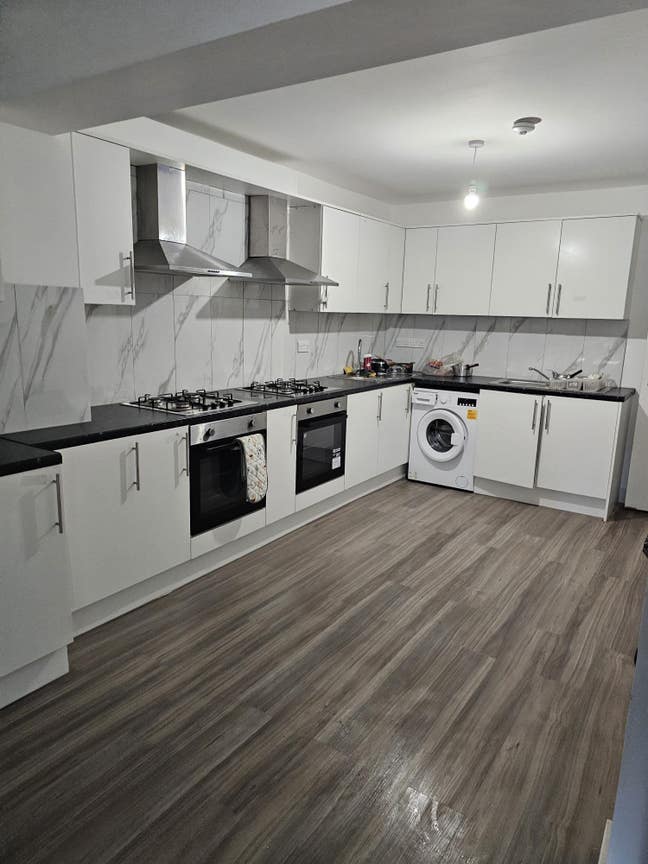Large en-suite bedroom in recently renovated house Main Photo