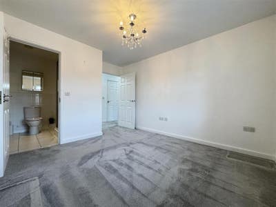 Spacious and Clean Double Bedroom with Ensuite Main Photo