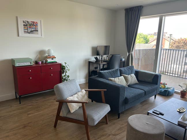 1-b flat available from mid September short term Main Photo