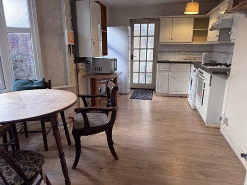 Double Rooms to Let in Mile End. Main Photo