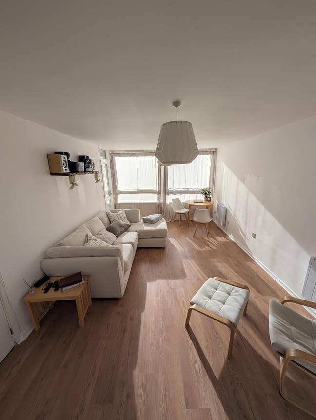 Mon-Fri Room for Easygoing Young Professional Main Photo