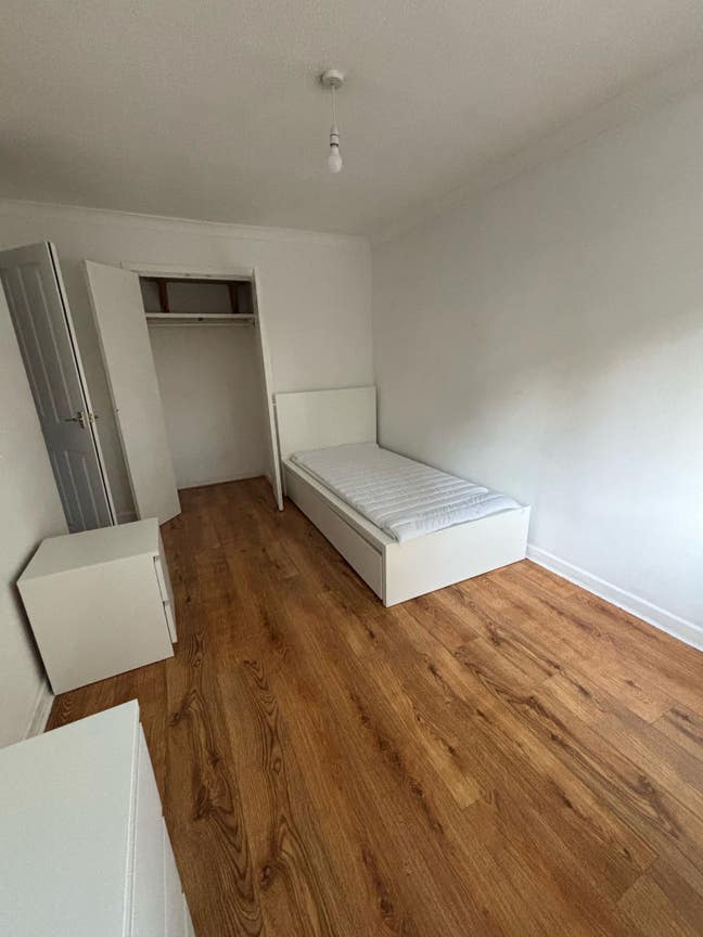 Room to rent- Camberley Main Photo