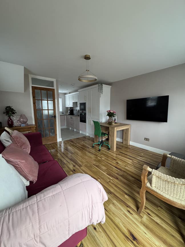 Double Room in a Contemporary Croydon Home Main Photo