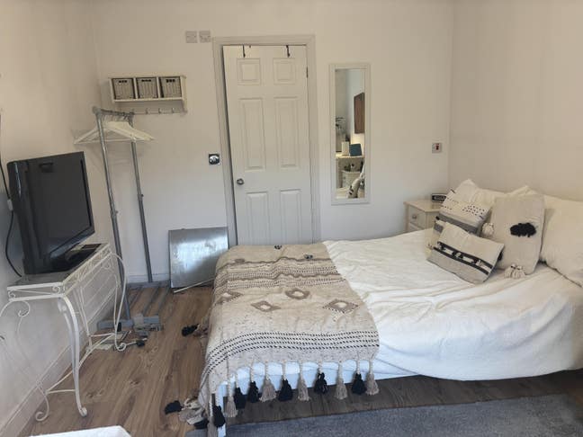 Large en-suite studio/separate entrance  Main Photo