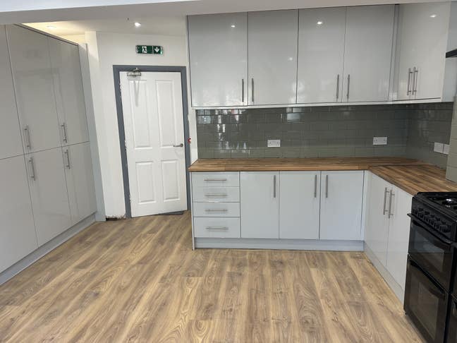En-Suite , Medium Double ,Tv Nr Station  Main Photo