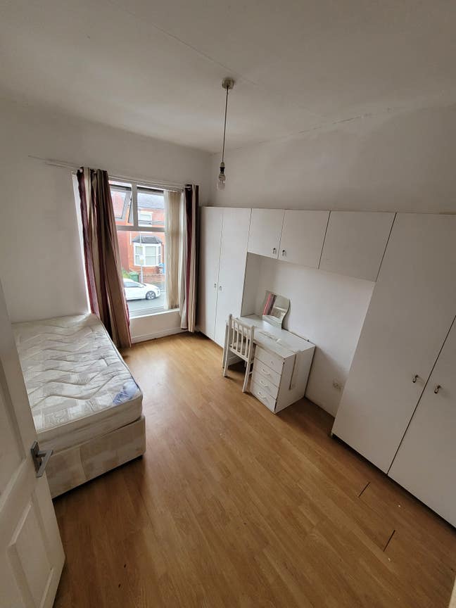 Prime Location Rooms Nr NMG Hospital in Crumpsall Main Photo