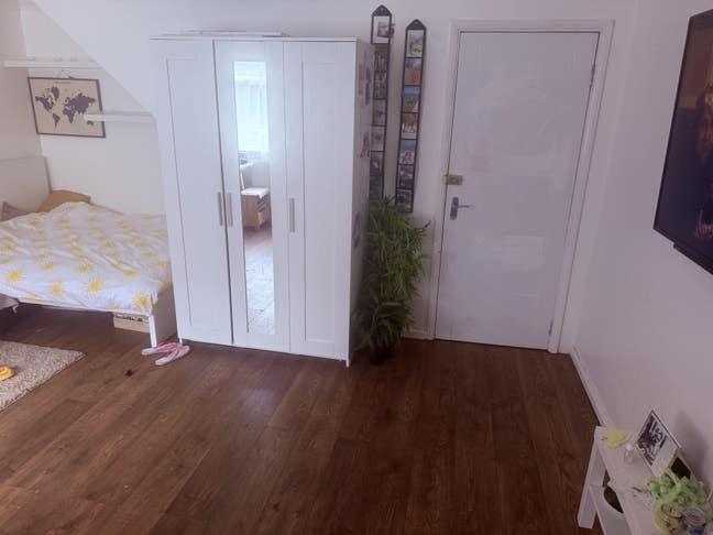 Spacious Double room with own door entrance  Main Photo