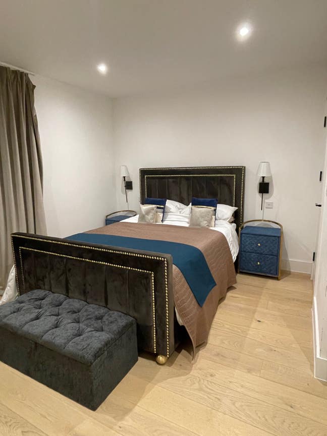 Large double bed in a new build with facilities  Main Photo