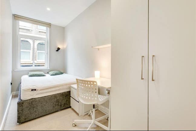 £1.300 all in. Bright single room with desk. Main Photo