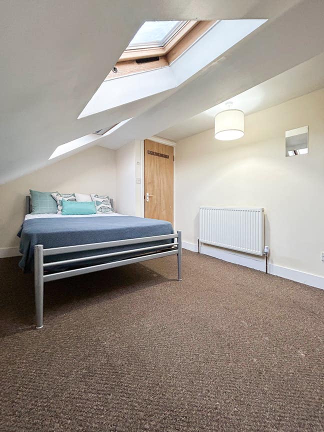 Two Rooms Available in the Same House  Main Photo