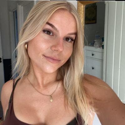 I am a professional female aged 23. I am look... Main Photo