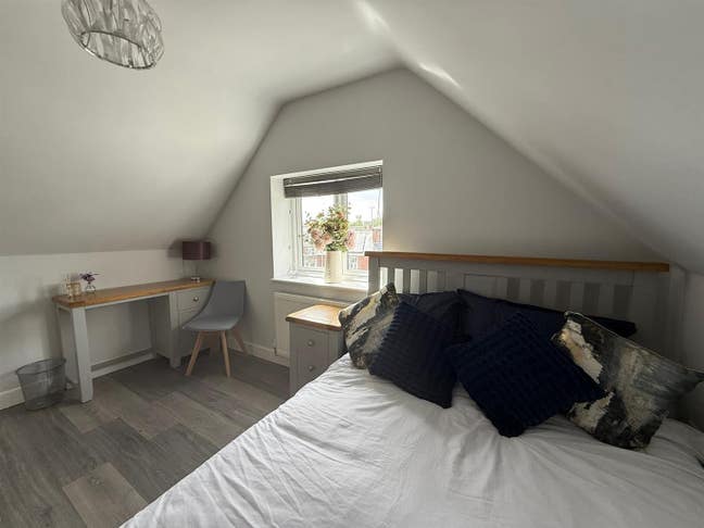 Beautiful Attic Room Available Only £455 all bills Main Photo
