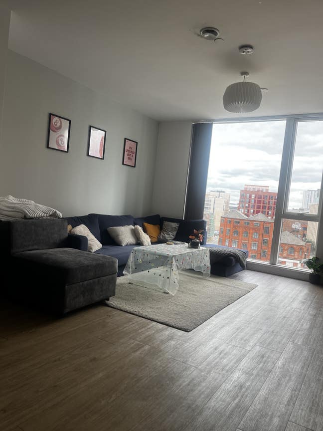 City centre spare room Main Photo