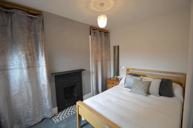Graduate House  2 Minute Walk to Station/Town  Main Photo
