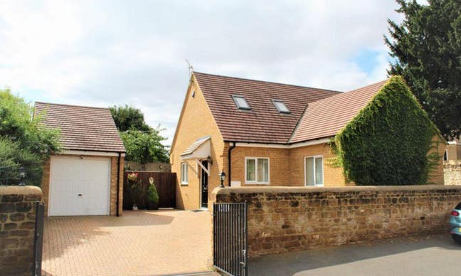 ✨ Stunning Master Bedroom (En-Suite) – Duston ✨ Main Photo
