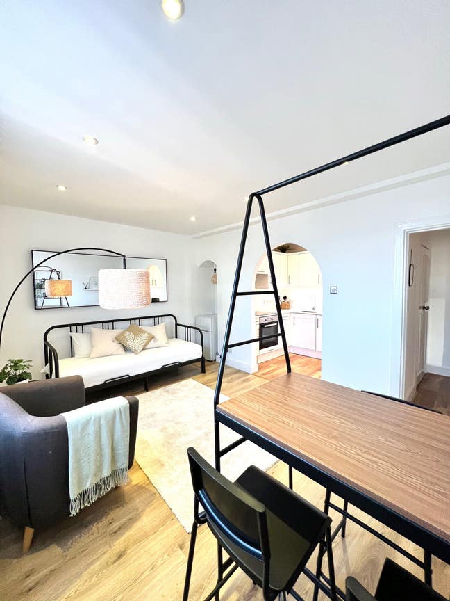Bright Spacious 1BED steps away from Hyde Park Main Photo