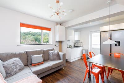 Five bed house with parking near Unis Main Photo