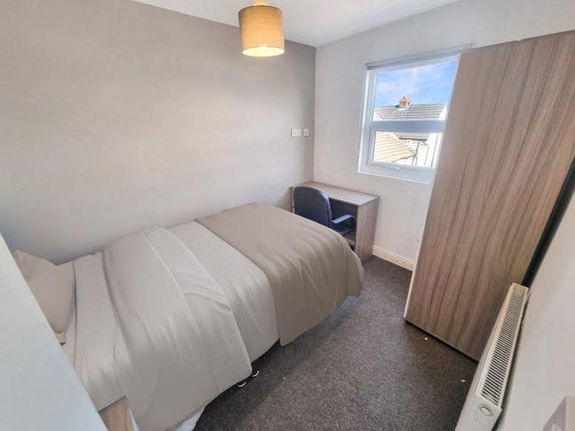Double bedroom Kensington Main Photo