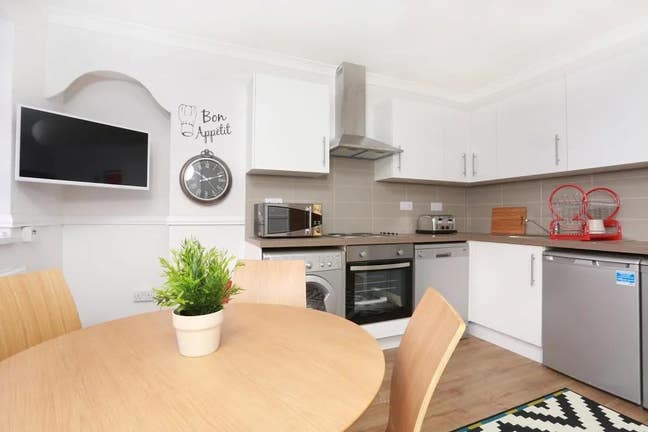 🔥 2 Rooms Available in a 4-Bedroom Flat – E3 🔥 Main Photo