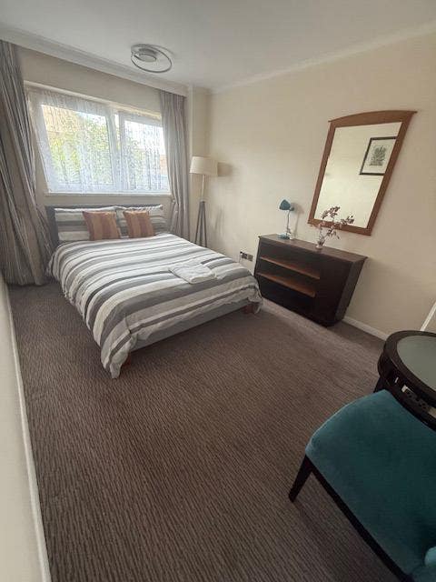 Spacious 4-Bedroom House Next to Westfield Mall Main Photo