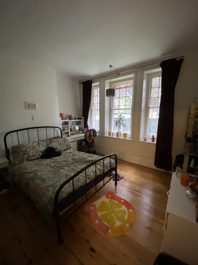Spacious Double Bed Next to Myatt’S Fields  Main Photo