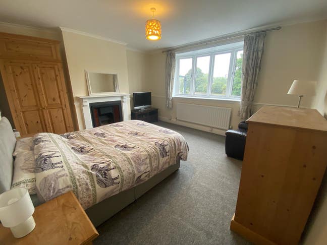 Large Double Bedroom Close to City Centre Main Photo