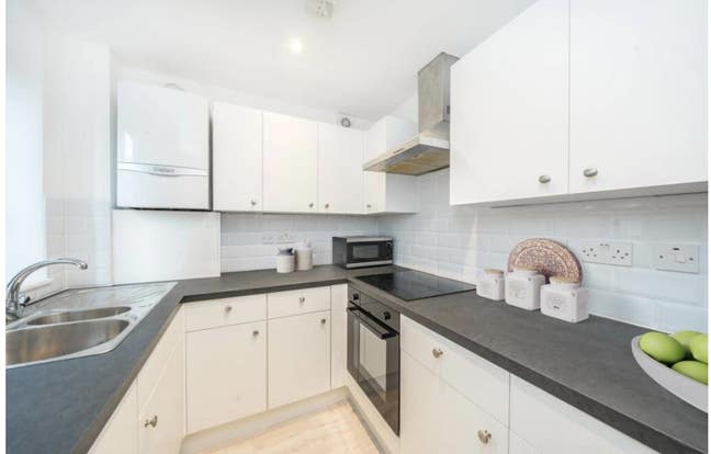 3 bed townhouse with garden SW15 Main Photo