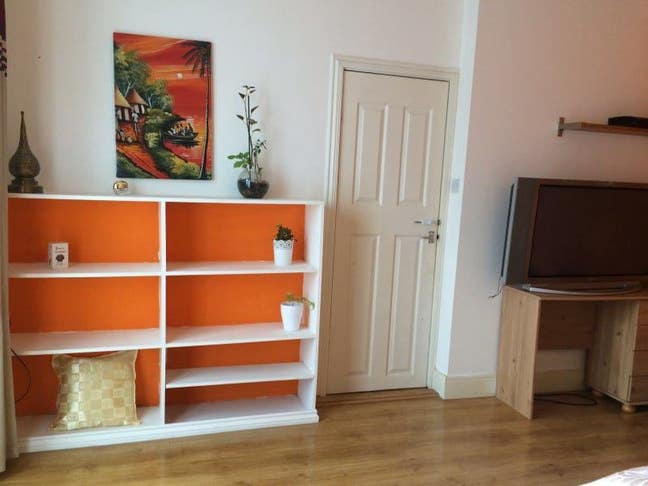 En suite room available in Addiscombe Main Photo