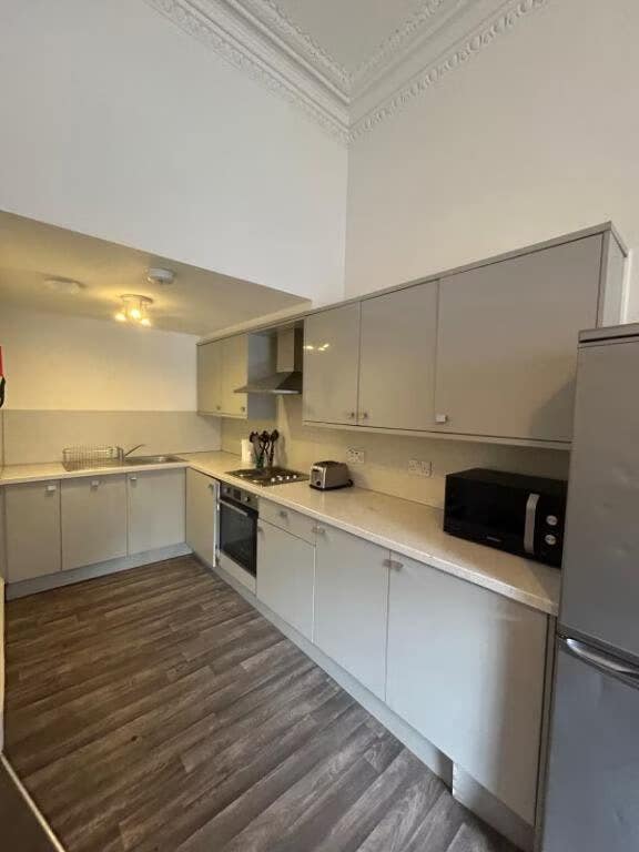 Lovely 5-bed Flat on the Meadows Main Photo