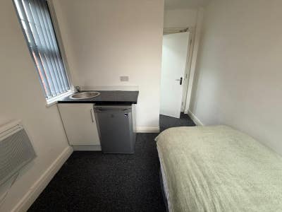 Ensuite luxury room newly renovated DSS Only  Main Photo