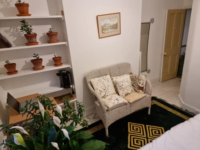 Peaceful single room, next to station, seat guaran Main Photo