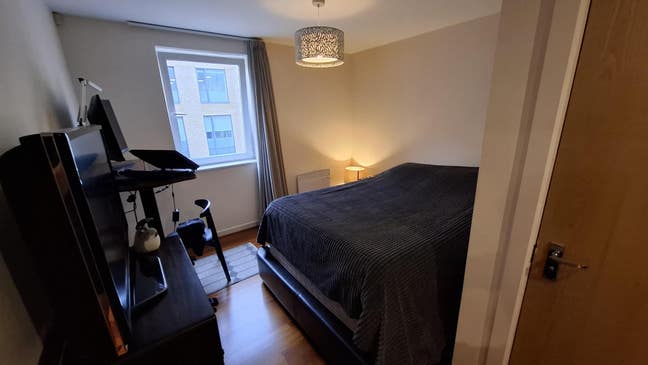 Room in modern flat Main Photo
