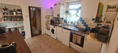 Room available in 6-bedroom corner house. Main Photo