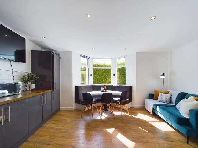 5 Double Bedrooms to Rent - Coulston Road Main Photo