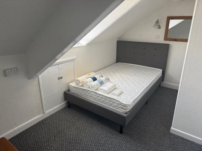 Small Double Room with En-suite Main Photo