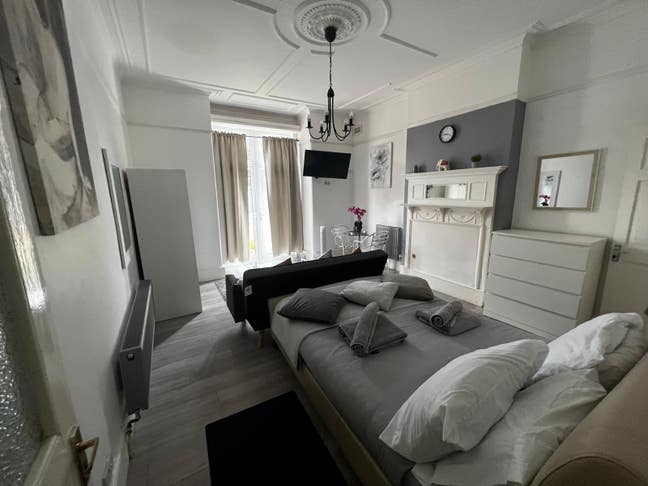 Spacious 1-Bed Flat-furnished-with shared garden Main Photo