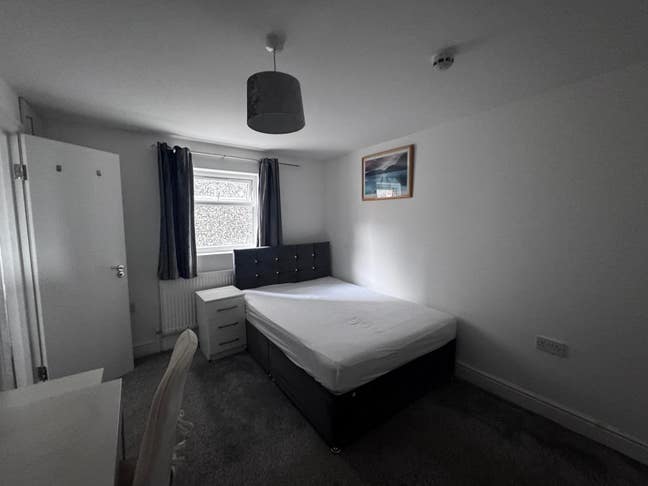 Nice En-Suite Room in Chigwell /  Available  Main Photo